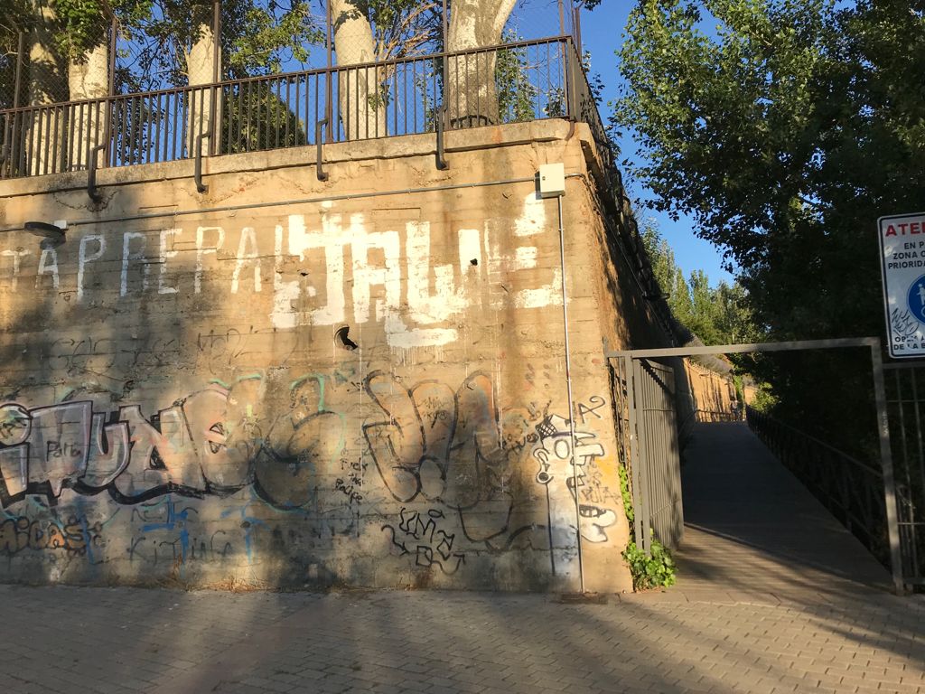 La formación popular aporta una serie de fotografías sobre el estado de la calzada y denuncia una señalización deficiente por la «vagancia» del Consistorio.