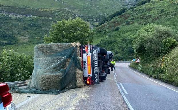 El conductor fallecido transportaba pacas y volcó en la carretera pasado el pueblo de Pajares quedando atrapado dentro de la cabina.