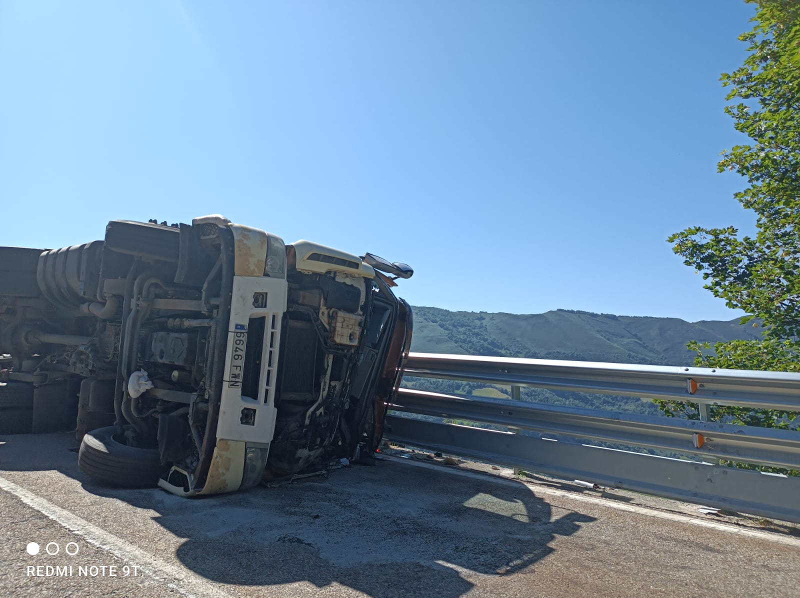 El conductor fallecido transportaba pacas y volcó en la carretera pasado el pueblo de Pajares quedando atrapado dentro de la cabina.