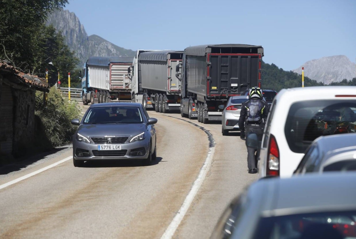 El conductor fallecido transportaba pacas y volcó en la carretera pasado el pueblo de Pajares quedando atrapado dentro de la cabina.