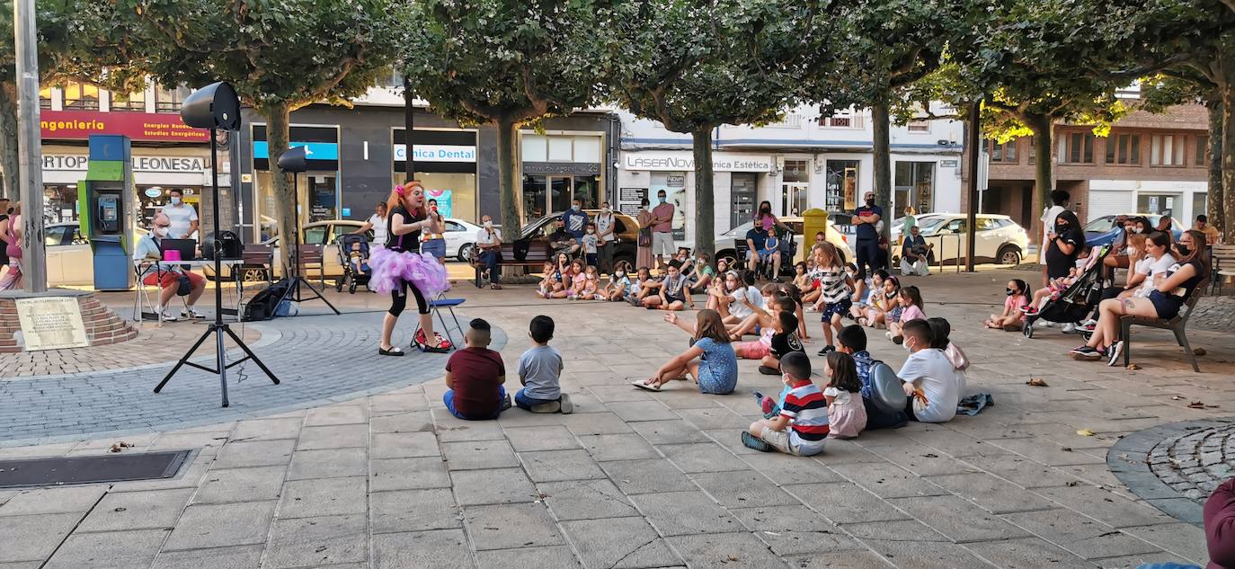 La iniciativa 'León tiene narices' programa desde este viernes una decena de actuaciones por diferentes plazas y calles de la capital leonesa con un espectáculo en el que los niños y niñas son los que disfrutan de estos artistas leoneses.