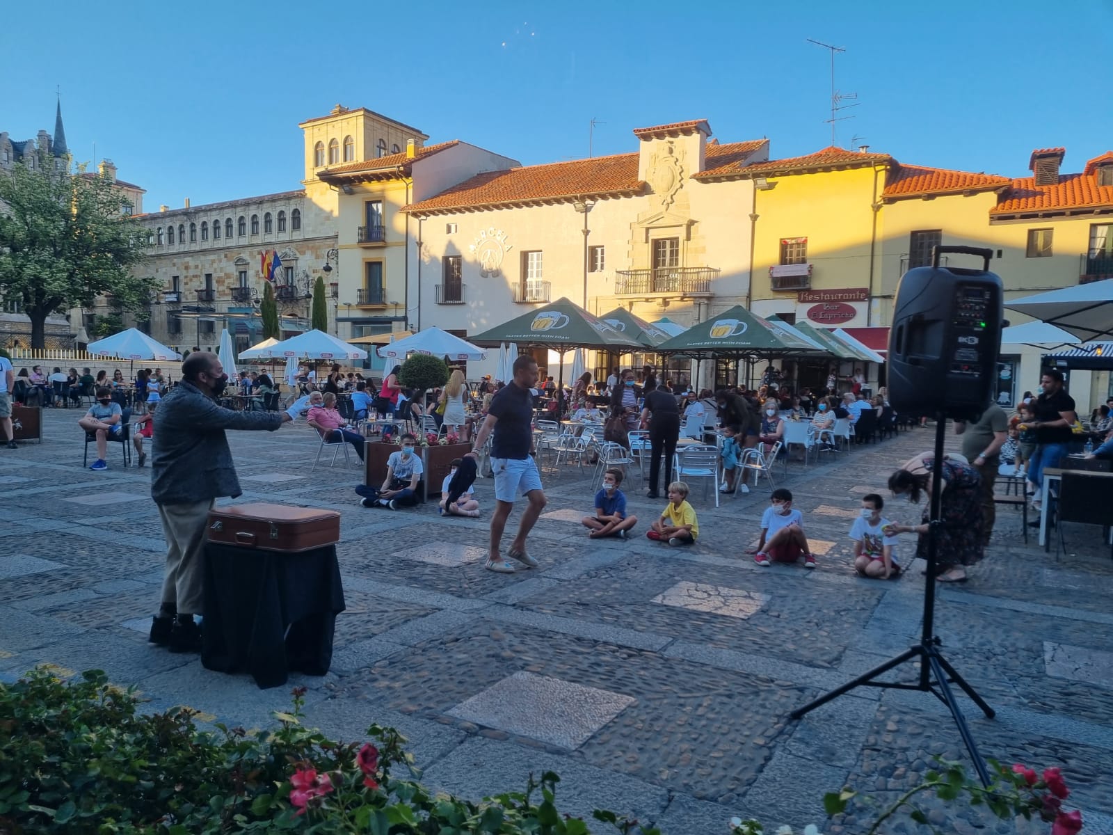 La iniciativa 'León tiene narices' programa desde este viernes una decena de actuaciones por diferentes plazas y calles de la capital leonesa con un espectáculo en el que los niños y niñas son los que disfrutan de estos artistas leoneses.