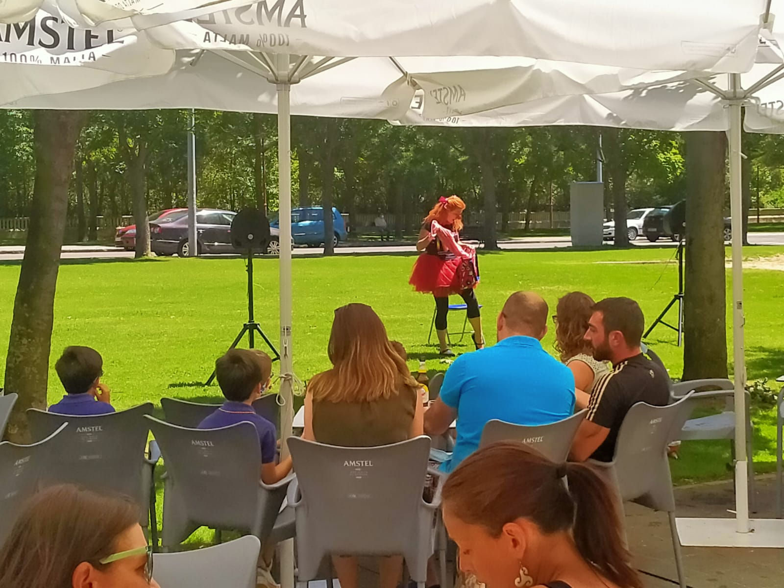 La iniciativa 'León tiene narices' programa desde este viernes una decena de actuaciones por diferentes plazas y calles de la capital leonesa con un espectáculo en el que los niños y niñas son los que disfrutan de estos artistas leoneses.