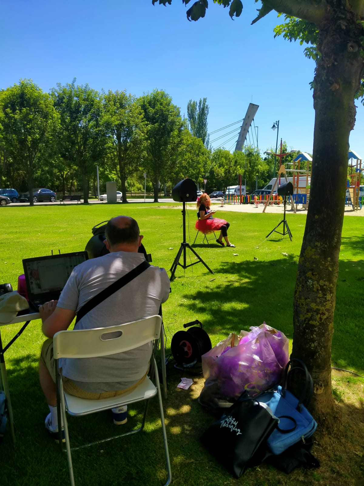 La iniciativa 'León tiene narices' programa desde este viernes una decena de actuaciones por diferentes plazas y calles de la capital leonesa con un espectáculo en el que los niños y niñas son los que disfrutan de estos artistas leoneses.