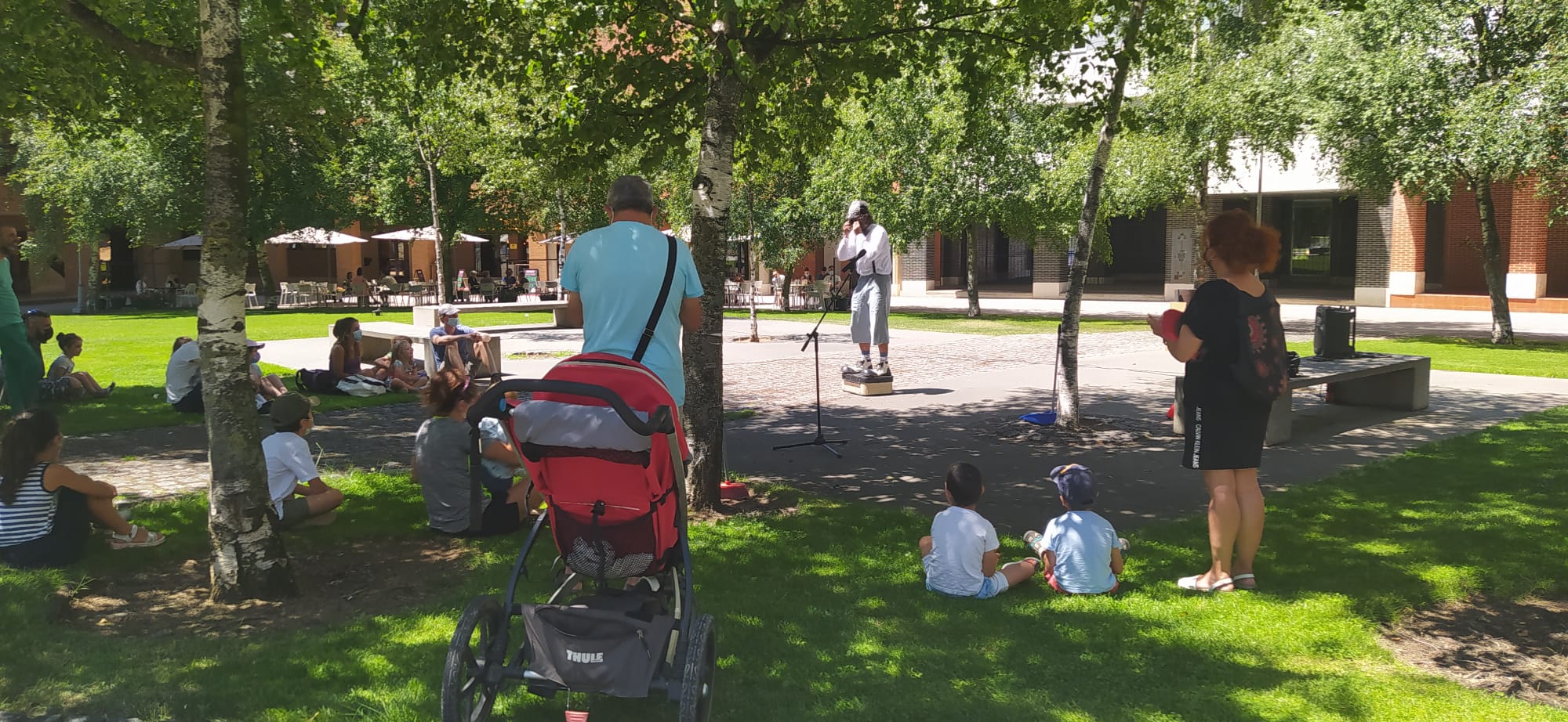 La iniciativa 'León tiene narices' programa desde este viernes una decena de actuaciones por diferentes plazas y calles de la capital leonesa con un espectáculo en el que los niños y niñas son los que disfrutan de estos artistas leoneses.