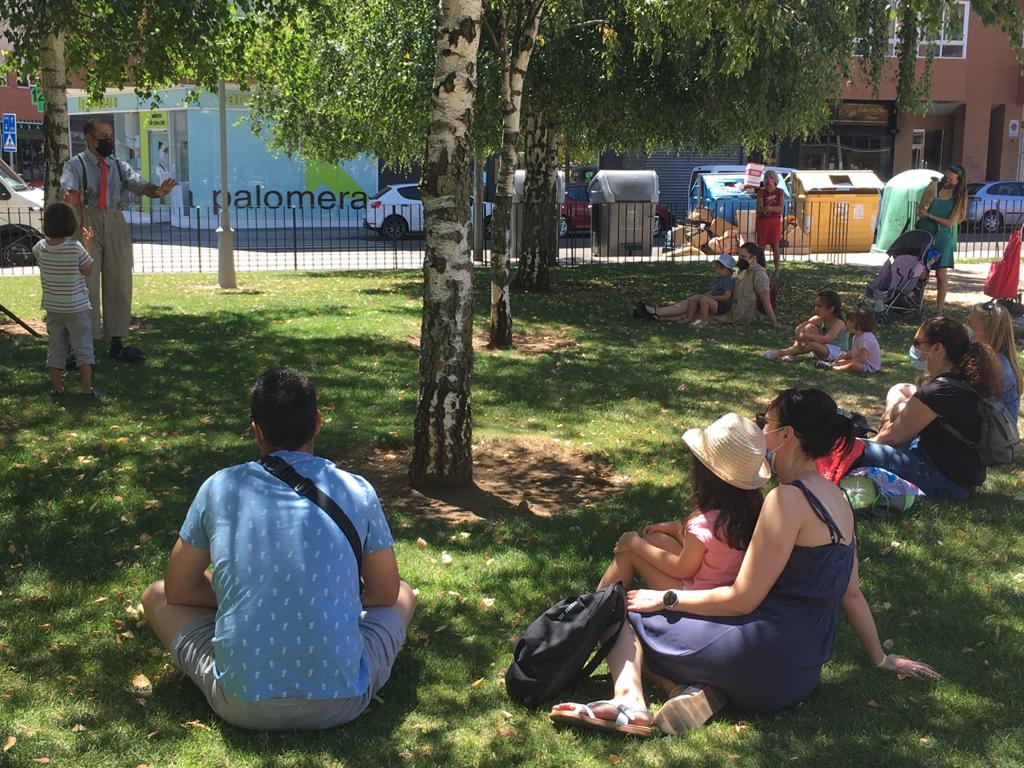 La iniciativa 'León tiene narices' programa desde este viernes una decena de actuaciones por diferentes plazas y calles de la capital leonesa con un espectáculo en el que los niños y niñas son los que disfrutan de estos artistas leoneses.