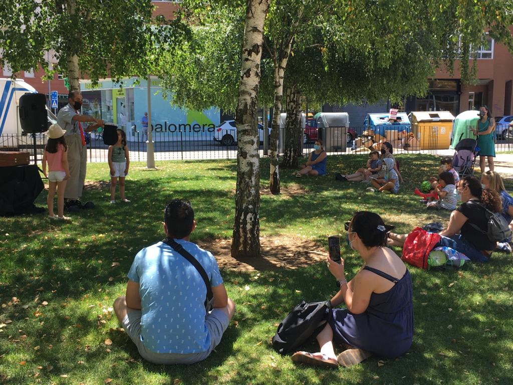 La iniciativa 'León tiene narices' programa desde este viernes una decena de actuaciones por diferentes plazas y calles de la capital leonesa con un espectáculo en el que los niños y niñas son los que disfrutan de estos artistas leoneses.