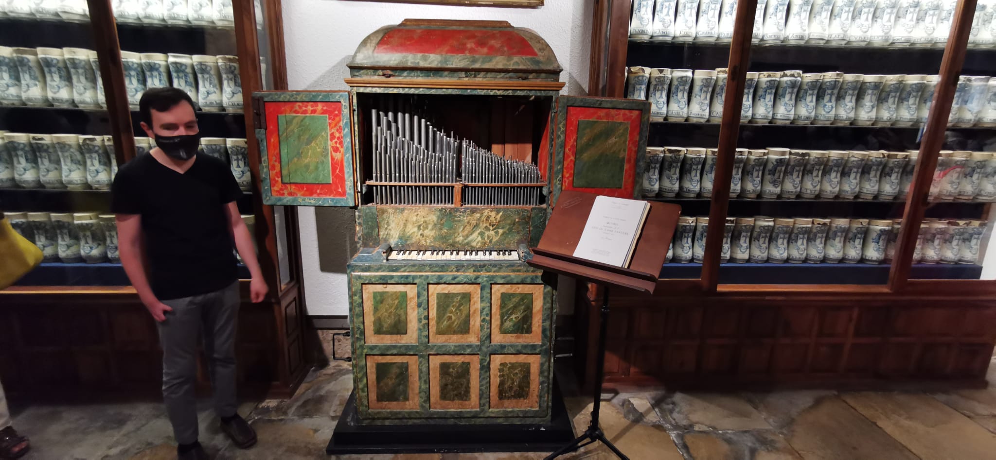 Este instrumento único del S.XVIII ha vuelto a ser tocado para interpretar partituras de época que los asistentes a la iniciativa 'Música en el museo' han podido disfrutar en la Sala del Barroco del museo de la Catedral