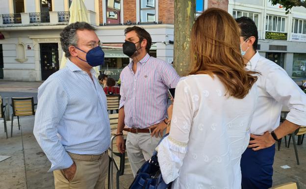 Galería. Los integrantes de la candidatura conversan en el acto con los medios.