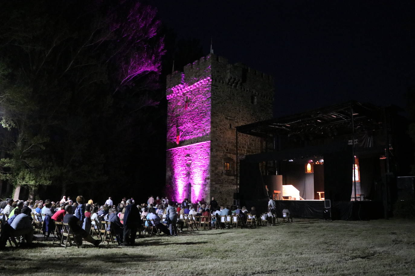 Turienzo de los Caballeros acoge junto al Torreón de los Osorio la representación teatral 'Unum in Aeternum' y recupera la narración de una leyenda de 1258 que gira en torno a la Orden de los Caballeros del Temple y la Maragatería.