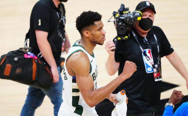 Giannis Antetokounmpo celebra la victoria de los Bucks.