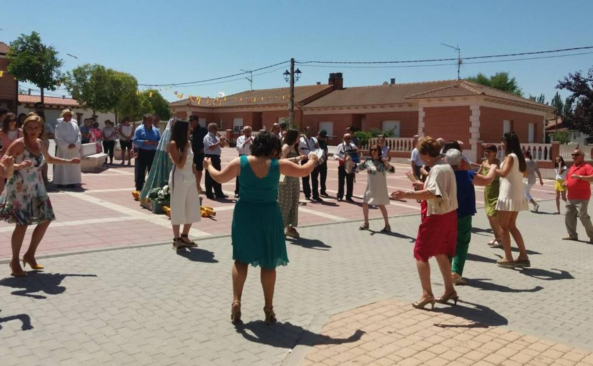 Los vecinos de Velascálvaro bailan jotas a la Virgen durante las fiestas.