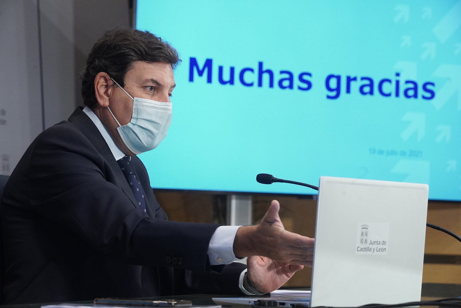 El consejero de Economía y Hacienda de la Junta, Carlos Fernández Carriedo presenta la modificación de la línea de ayudas directas.