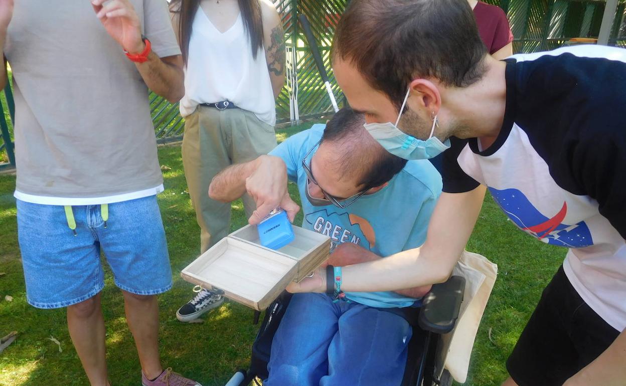 Participantes en las 'escape room' de Aspaym.