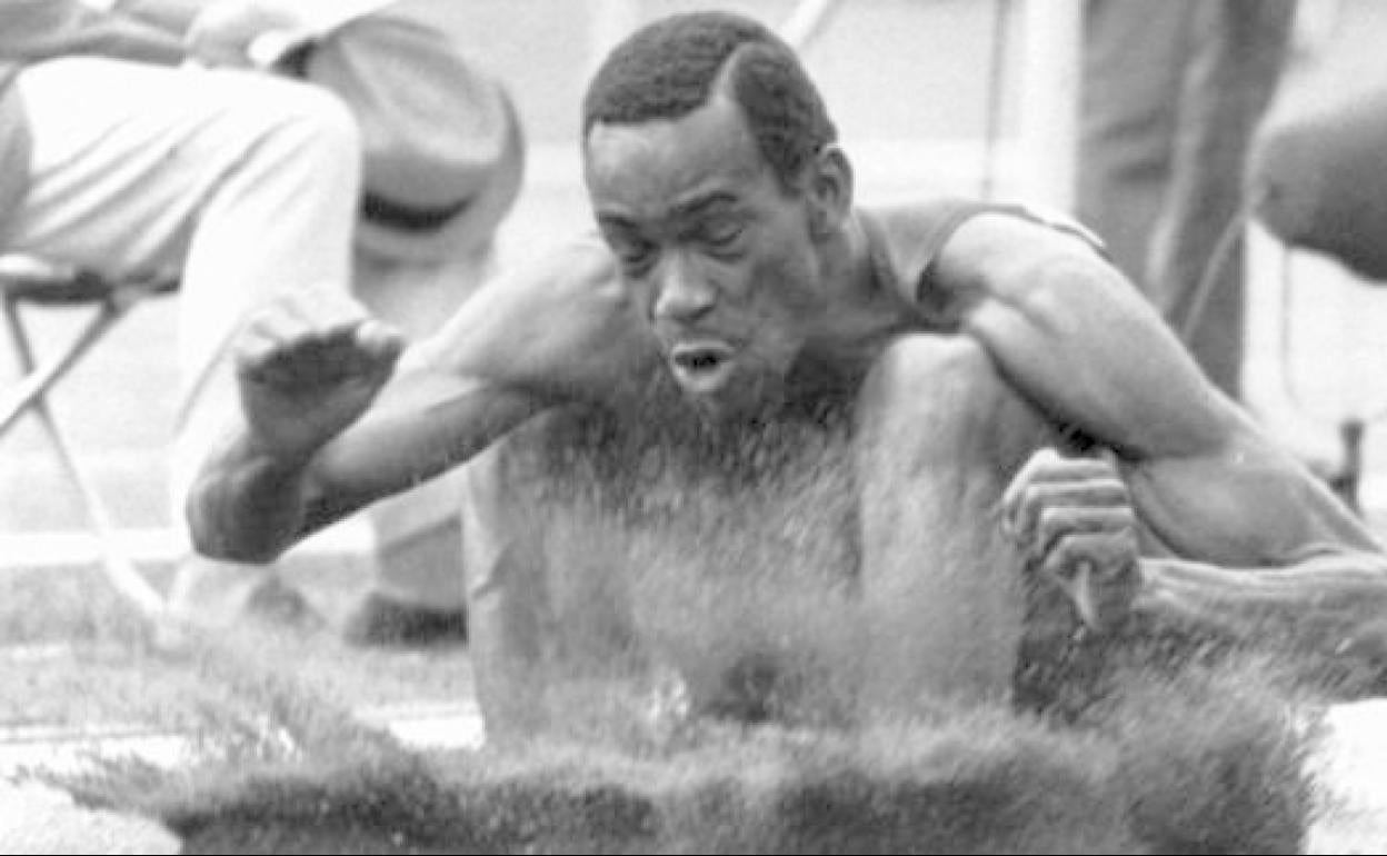 Bob Beamon, en pleno salto.