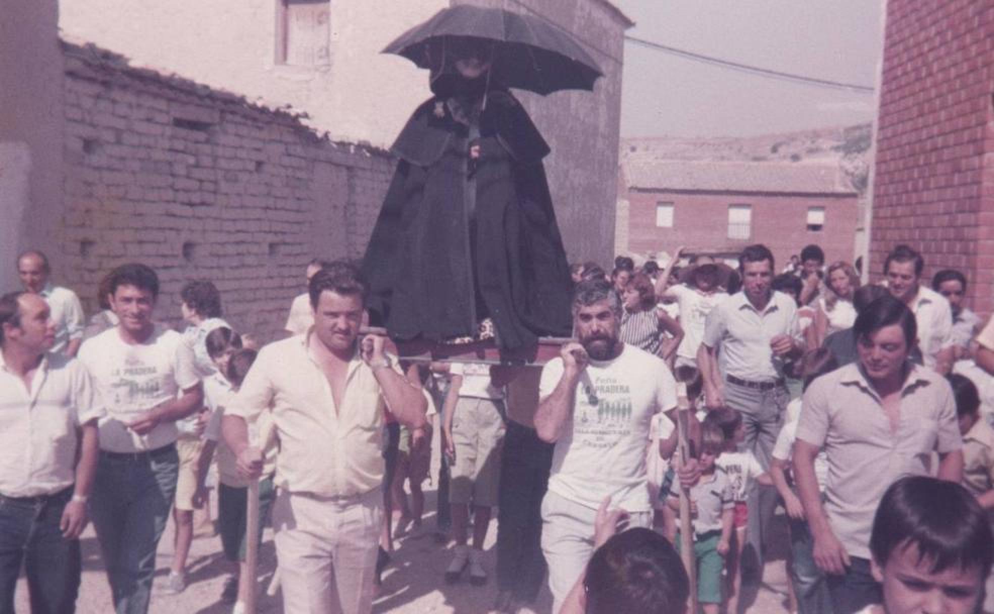 El santo es portado en andas por las calles de Villavaquerín.