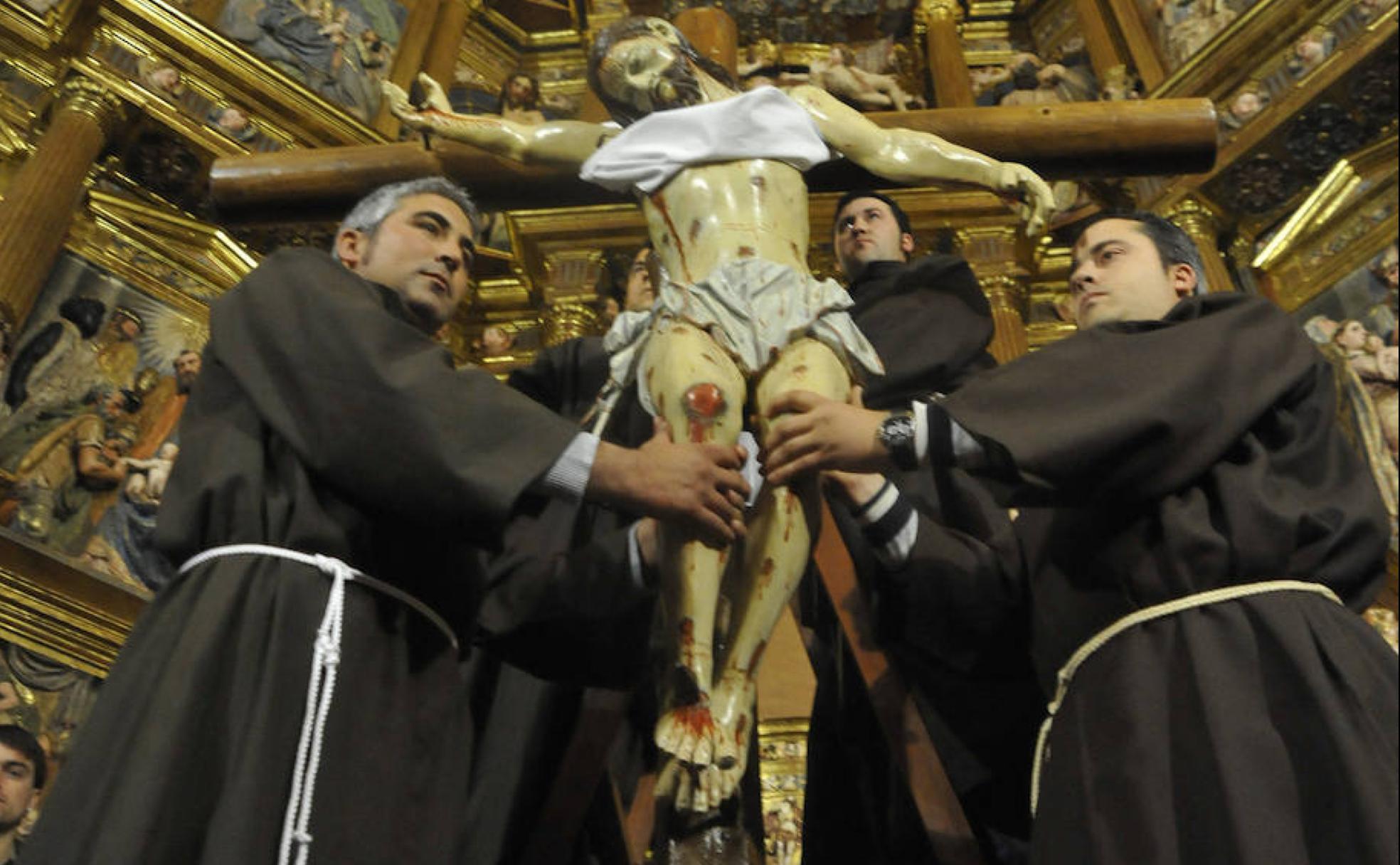 Cofrades franciscanos de Villavicencio en el Descendimiento, un Viernes Santo por la noche.