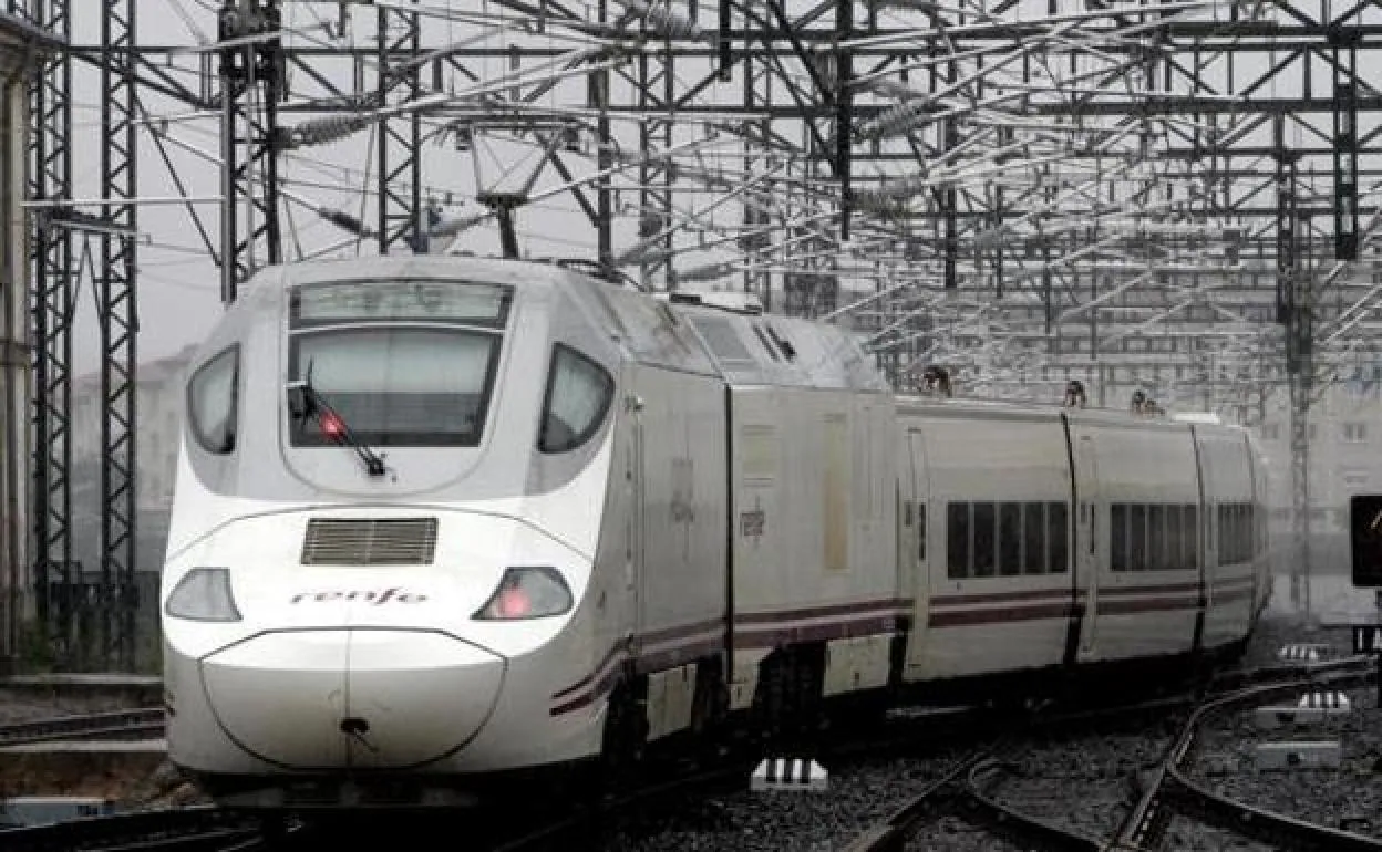 Tren a su paso por la provincia de León.