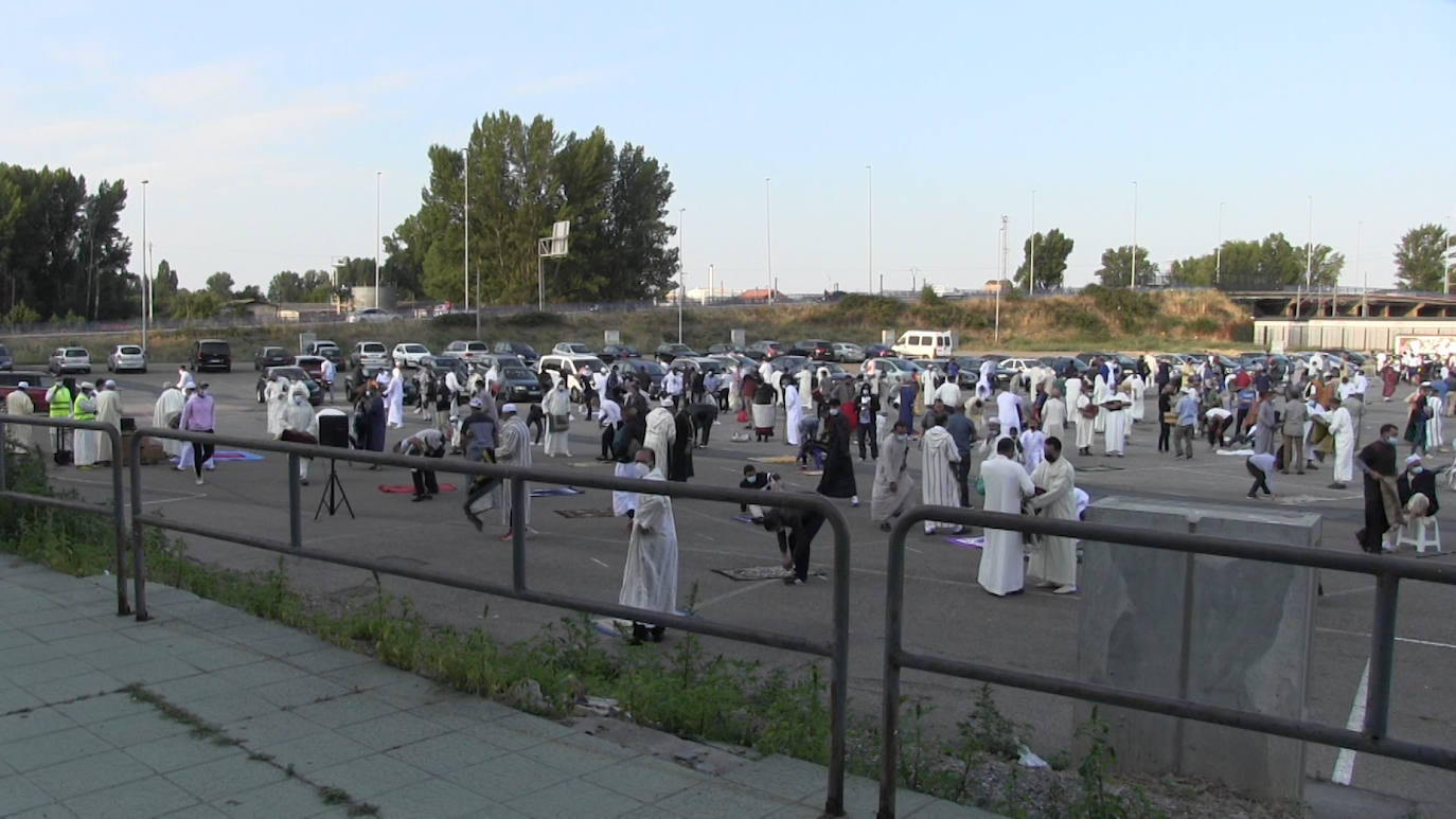 La comunidad mulsumana leonesa se reúne en el Reino de León para celebrar la festividad del Sacrificio del Cordero | Más de medio centenar de personas inician un rezo marcado por la solidaridad y la pandemia a las 8.00 horas de la mañana con el sol despuntando en el horizonte 