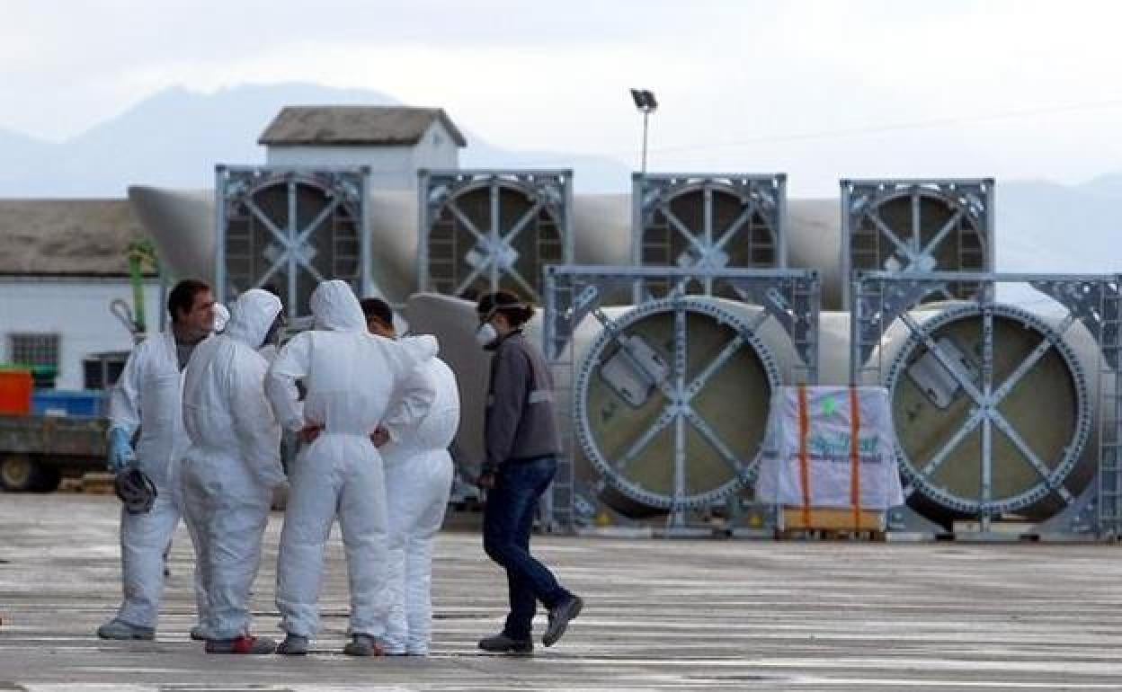 Trabajadores en la planta de LM en Ponferrada.