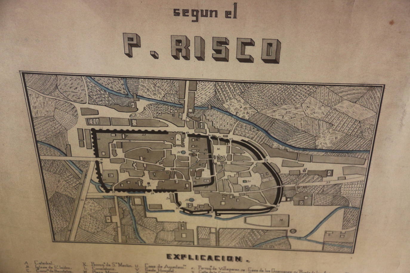 Las estanterías de la Casona de Puerta Castillo ofrecen documentación e información sobre la historia de la ciudad.