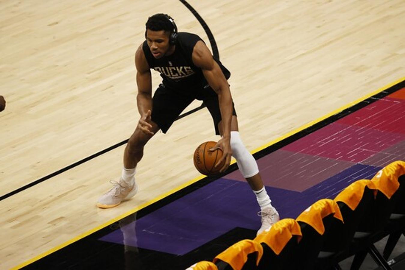 Giannis Antetokounmpo se concentra con música minutos antes del inicio de la final