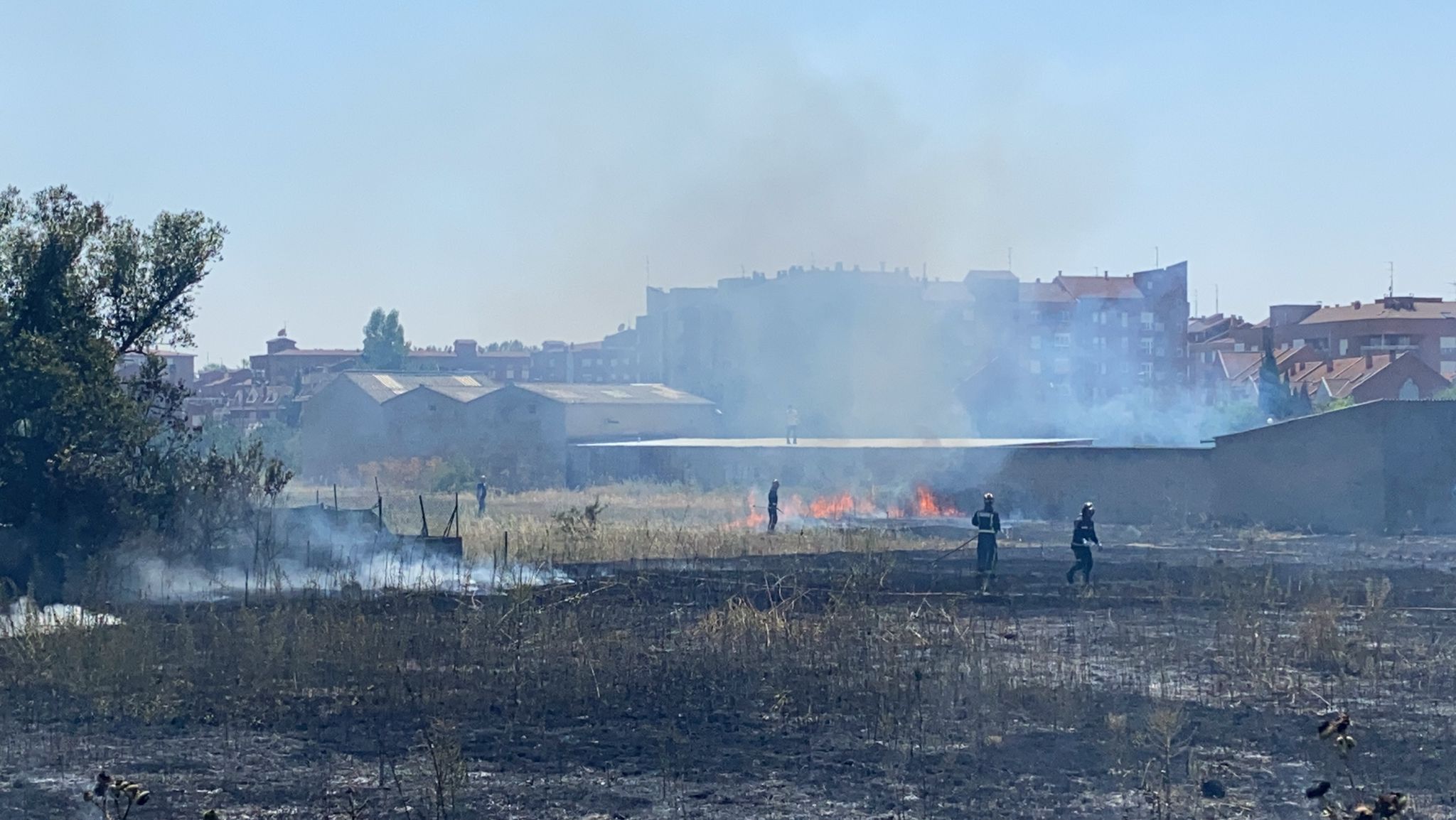 Una dotación de Bomberos se desplazaba a la zona a pasadas las 14.30 horas de este jueves | Siguen trabajando en la zona aunque el fuego está controlado