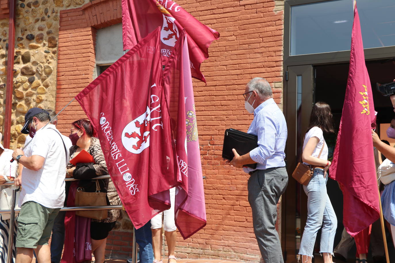 Con cinco votos a favor, dos en contra y una abstención, la moción presentada por UPL e Izquierda Unida sale adelante y saca de la alcaldía al PSOE que gobernaba hasta el momento con el apoyo de los leonesistas | Arranca una nueva legislatura en la que UPL e IU se proponen «trabajar para la prosperidad de Garrafe y sus vecinos»