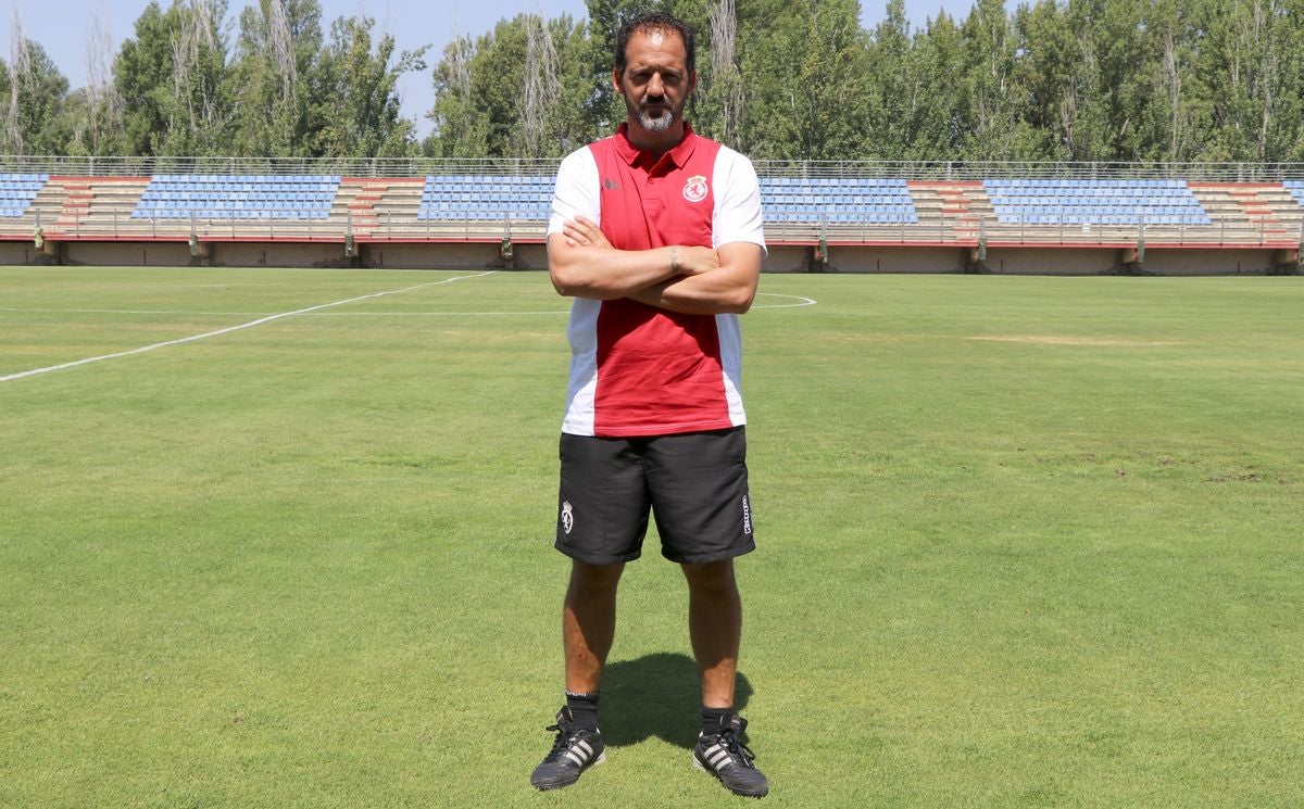 El entrenador de la Cultural analiza en una entrevista el inicio de una ilusionante temporada al frente del conjunto leonés.