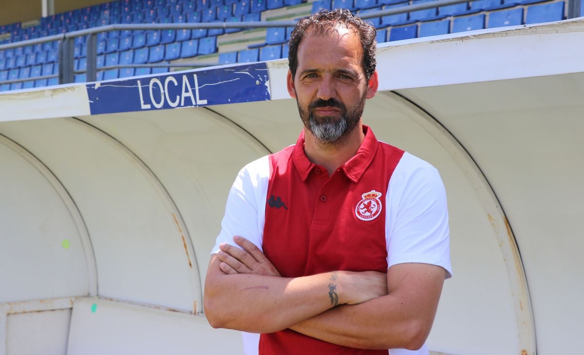 El entrenador de la Cultural analiza en una entrevista el inicio de una ilusionante temporada al frente del conjunto leonés.