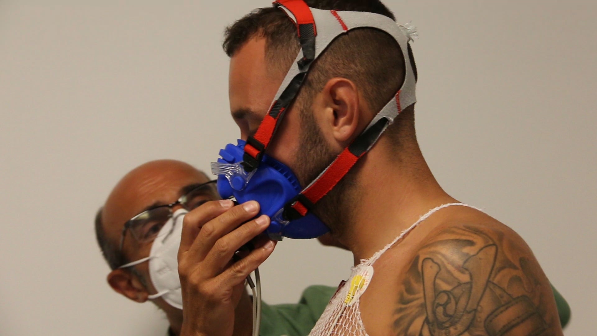 Salustiano López coloca la máscara del analizador de gases.