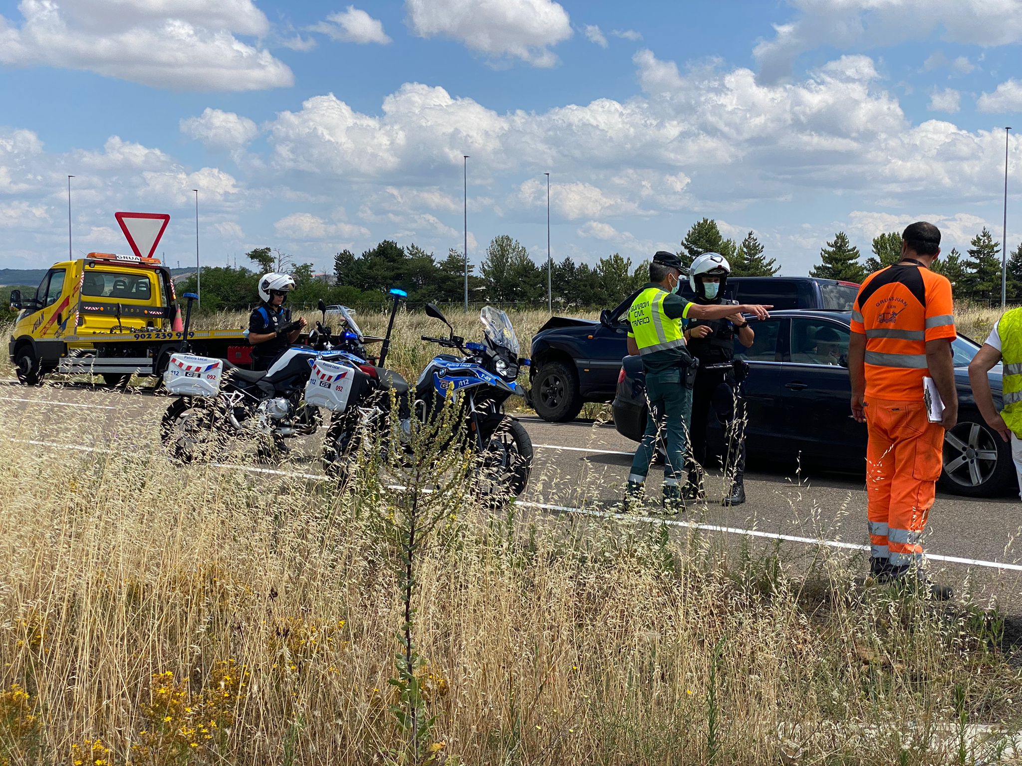 Un autobús, un todoterreno y una furgoneta se han visto implicados en un accidente sin heridos graves en la carretera entre León y La Bañeza antes de llegar a Ribaseca.