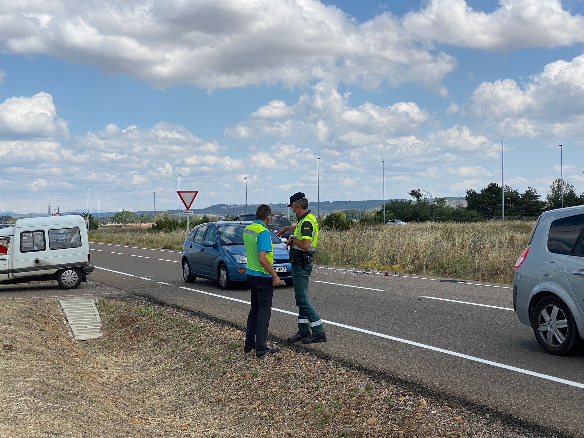 Un autobús, un todoterreno y una furgoneta se han visto implicados en un accidente sin heridos graves en la carretera entre León y La Bañeza antes de llegar a Ribaseca.