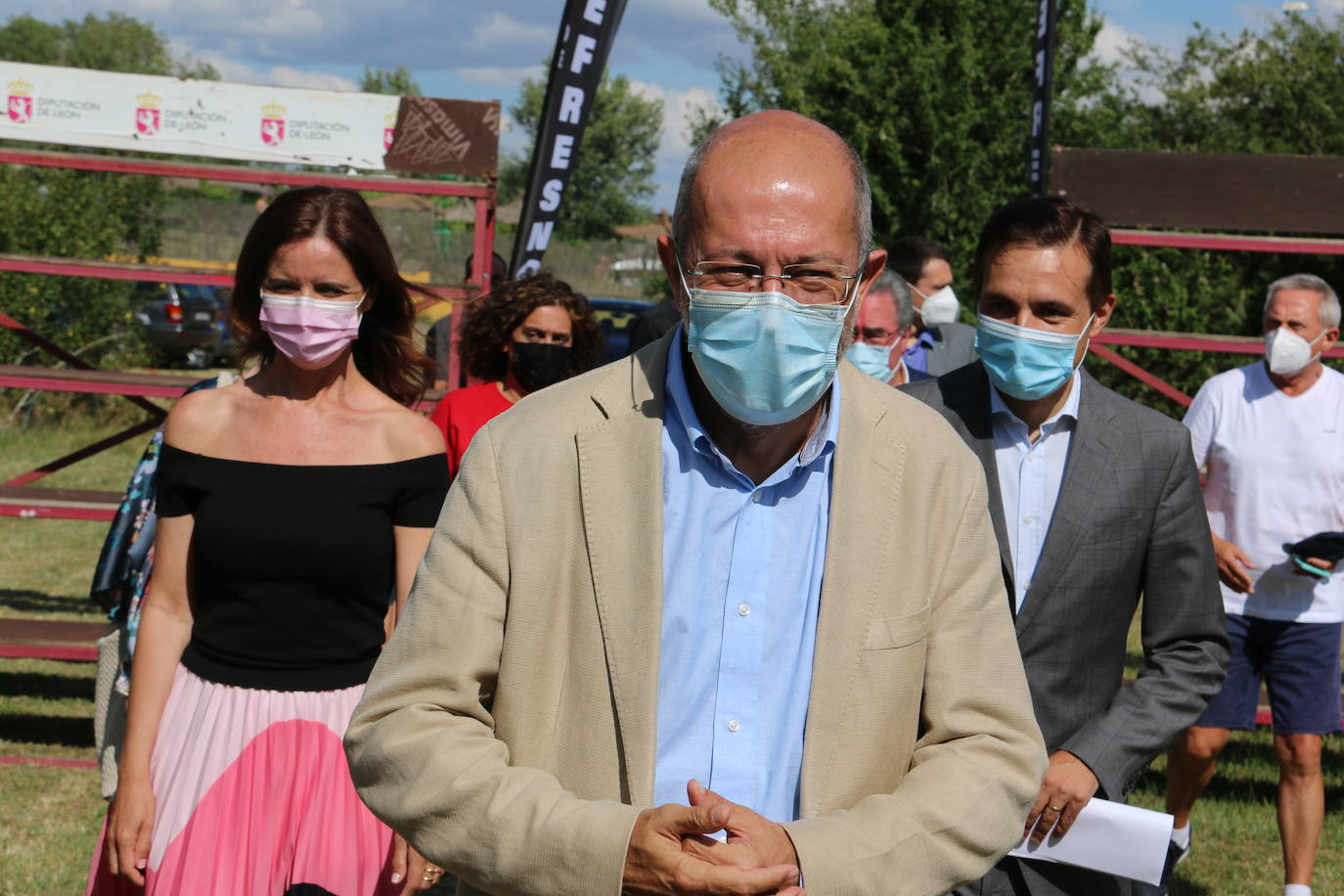 La Junta de Castilla y León anuncia la firma de la creación de una Federación Deportiva de la Lucha Leonesa en la presentación del Corro de Alcaldes de Valdefresno