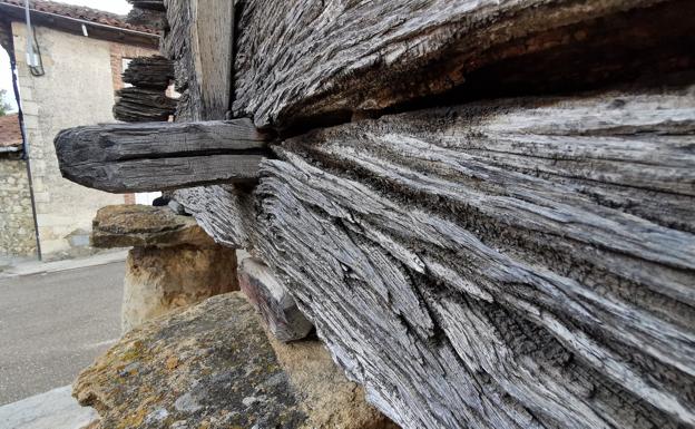 Galería. Detalle de los tablones horizontales del hórreo.