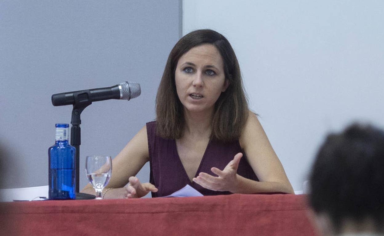 La ministra de Derechos Sociales, Ione Belarra, durante su ponencia este viernes en la Complutense.