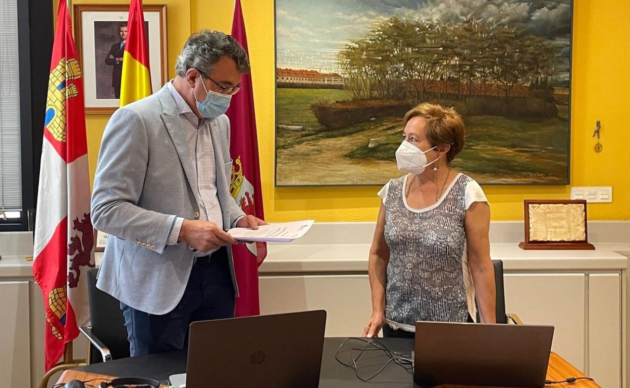 Juan Martínez Majo y Amelia Biaín durante la reunión de la Junta Rectora de Las Médulas. 