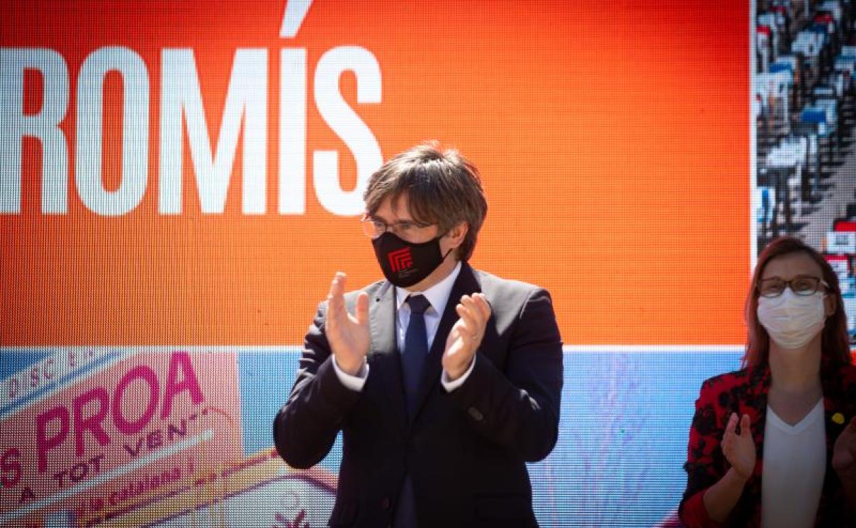 Carles Puigdemont aplaude durante el acto independentista en en Elna, (Francia), del pasado 16 de julio. 