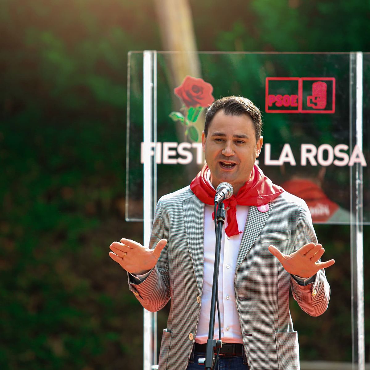 La localidad leonesa de Hospital de Órbigo acoge la celebración de la Fiesta de la Rosa con la presencia de Carmen Calvo, Luis Tudanca, Javier Alfonso Cendón y el alcalde del municipio, Enrique Busto.