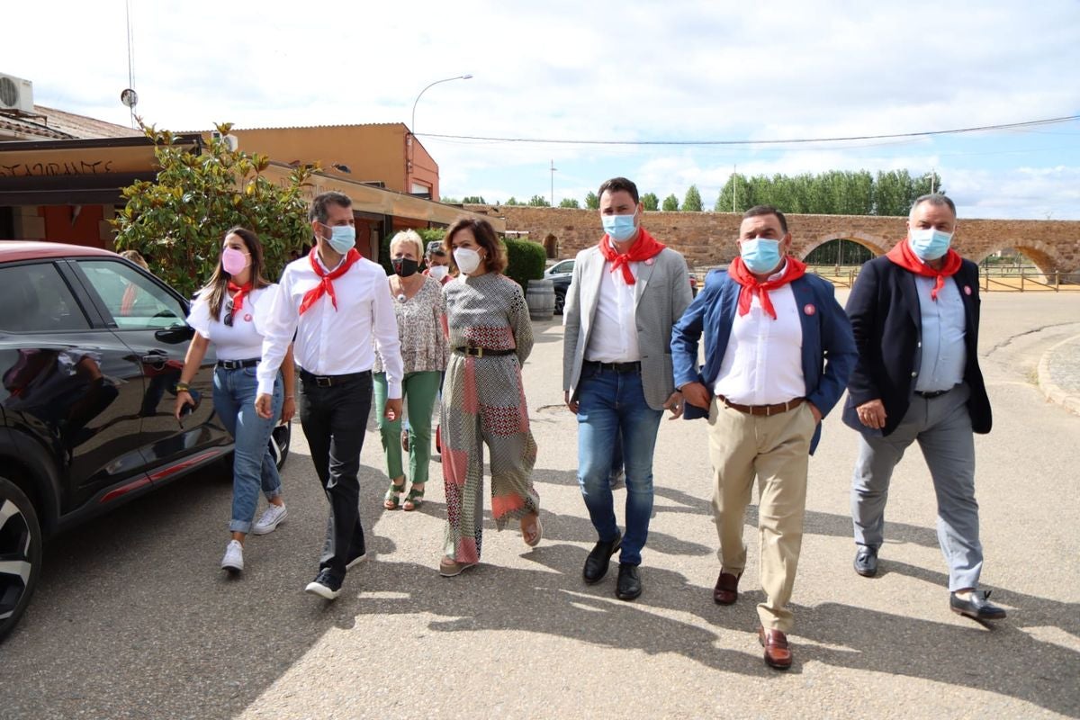 La localidad leonesa de Hospital de Órbigo acoge la celebración de la Fiesta de la Rosa con la presencia de Carmen Calvo, Luis Tudanca, Javier Alfonso Cendón y el alcalde del municipio, Enrique Busto.