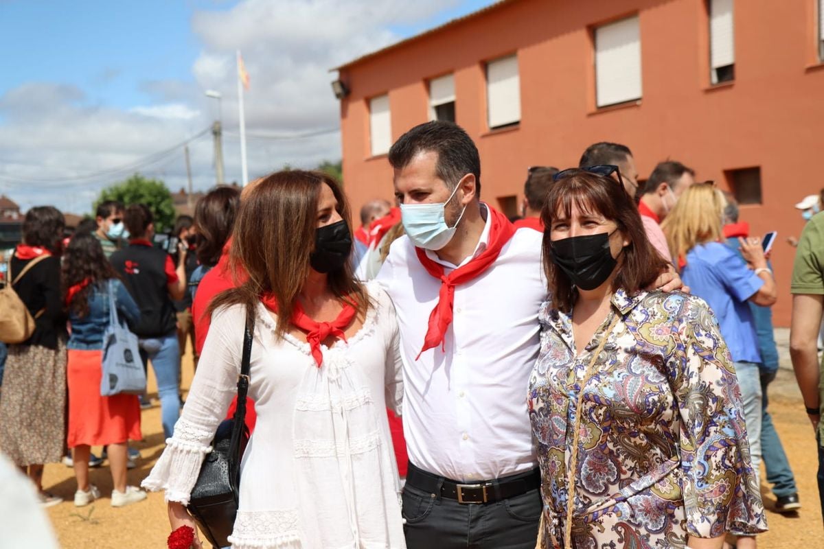 La localidad leonesa de Hospital de Órbigo acoge la celebración de la Fiesta de la Rosa con la presencia de Carmen Calvo, Luis Tudanca, Javier Alfonso Cendón y el alcalde del municipio, Enrique Busto.