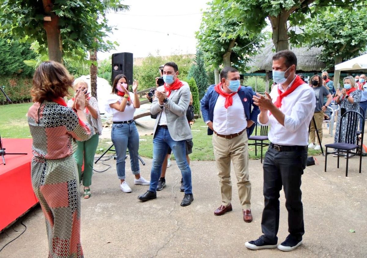 La localidad leonesa de Hospital de Órbigo acoge la celebración de la Fiesta de la Rosa con la presencia de Carmen Calvo, Luis Tudanca, Javier Alfonso Cendón y el alcalde del municipio, Enrique Busto.