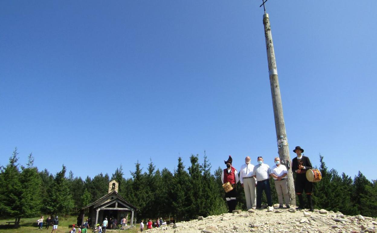 Representntes del Ayuntamiento de Santa Colomba de Somoza y de la Casa de Galicia en Ponferrada en la Cruz de Fierro.