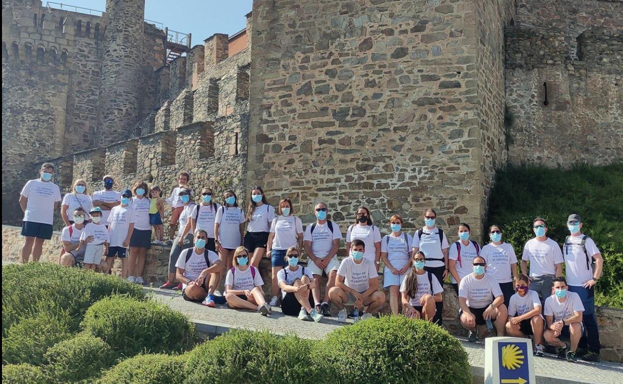 Grupo de peregrinos de Abanca en el Castillo de los Templarios de Ponferrada.