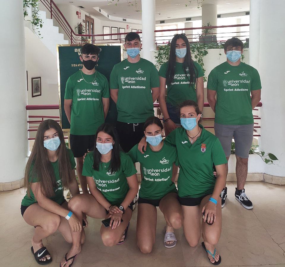 Varios integrantes del ULE Sprint posan en el Campeonato de España Sub-18 celebrado en Huelva.