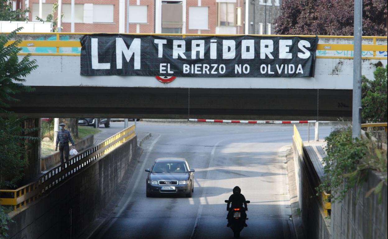 Pancarta situada en un puente en Ponferrada en contra de LM.