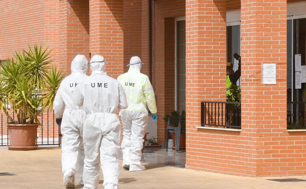 Imagen de archivo de la UME actuando en una residencia. 