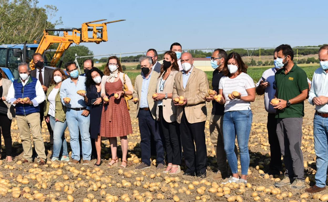 El consejero junto a representantes de la distribudición, productores y la interprofesional hoy, en Villamarciel, Valladolid.