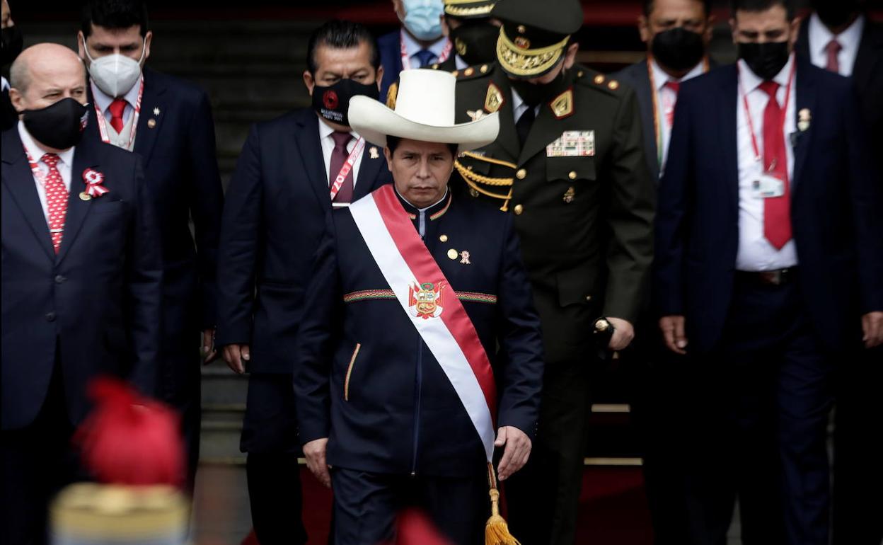 El nuevo presidente de Perú, Pedro Castillo, abandona el Congreso después de la ceremonia de investidura.