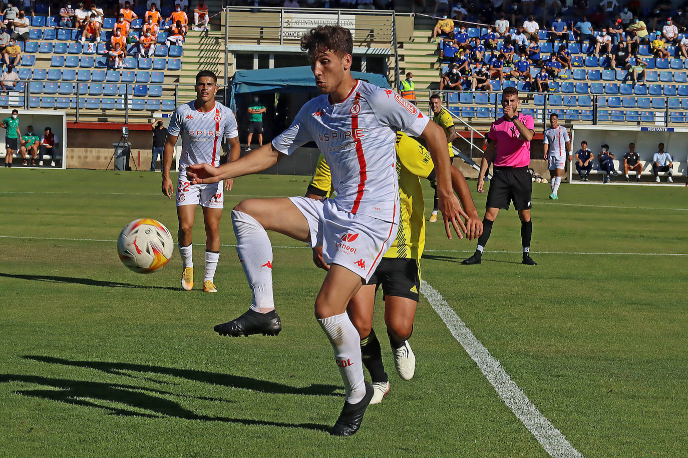 El conjunto leonés se ha impuesto por dos goles a uno al Oviedo en las primeras impresiones de muchos fichajes culturalistas